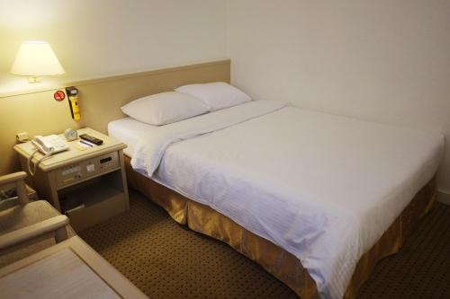 Ένα ή περισσότερα κρεβάτια σε δωμάτιο στο Emperor Hotel