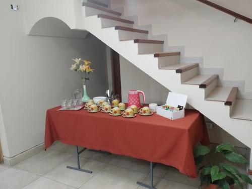 una mesa con un mantel rojo con comida. en La Gracia en Salta