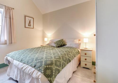 LlanonにあるTy Jimのベッドルーム1室(緑と白の掛け布団付きのベッド1台付)