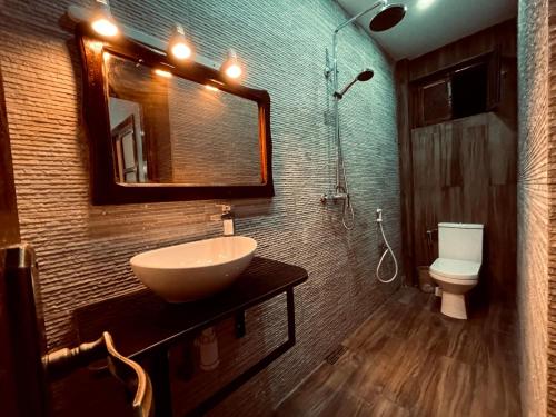 La salle de bains est pourvue d'un lavabo, d'un miroir et de toilettes. dans l'établissement La mouette, à Essaouira