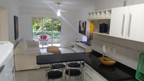 cocina con encimera y sala de estar. en Apto com 02 quartos Praia da Conceição Bombinhas SC, en Bombinhas