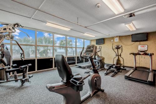 een fitnessruimte met diverse fitnessapparatuur in een kamer bij Bahama Sands Condos in Myrtle Beach