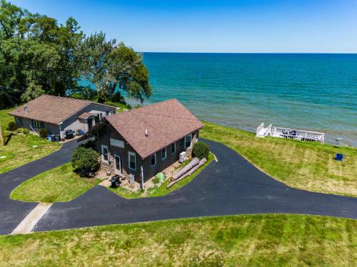 una vista aérea de una casa sobre el agua en Cozy Lakefront Cottage, en Huron