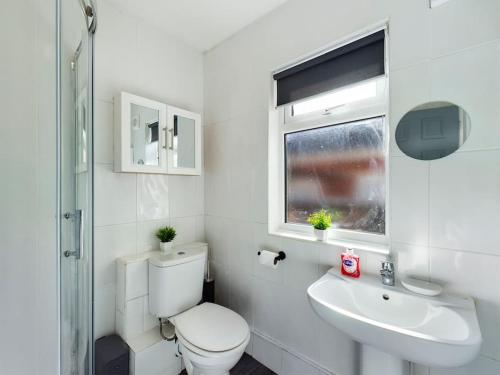 Ένα μπάνιο στο Whitmore House By RMR Accommodations - Newly Refurbed - Modern - Parking - Central