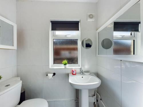 Ένα μπάνιο στο Whitmore House By RMR Accommodations - Newly Refurbed - Modern - Parking - Central