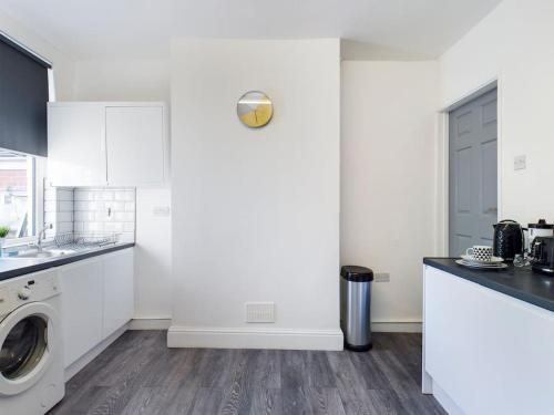 Η κουζίνα ή μικρή κουζίνα στο Whitmore House By RMR Accommodations - Newly Refurbed - Modern - Parking - Central