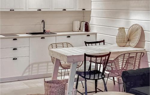 梅爾諾的住宿－Nice Home In Mielno With Kitchen，厨房配有桌椅和水槽