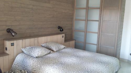 une chambre avec un lit avec deux oreillers dessus dans l'établissement Maison indépendante proche RN4, à Aulnois-en-Perthois