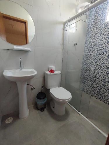 ein Bad mit einem Waschbecken, einem WC und einer Dusche in der Unterkunft Batera House Noronha in Fernando de Noronha