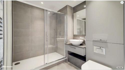 a bathroom with a shower and a toilet and a sink at ExCel London - Fantastic Garden - 3 Bedroom-Condo in Beckton