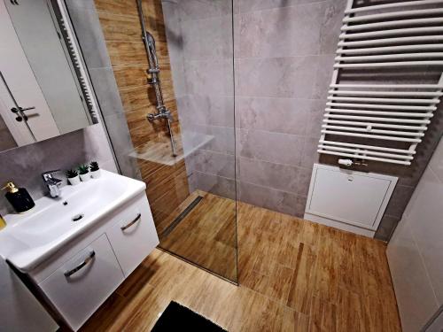bagno con lavandino bianco e doccia di GOLDEN - self CHECK IN a Osijek