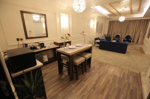 a large living room with a table and chairs at Broad Almkan Apart Hotel in Taif