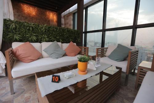 a living room with a couch and a table at Broad Almkan Apart Hotel in Taif