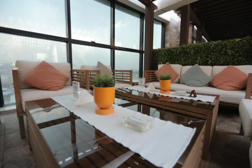 a living room with couches and a table at Broad Almkan Apart Hotel in Taif