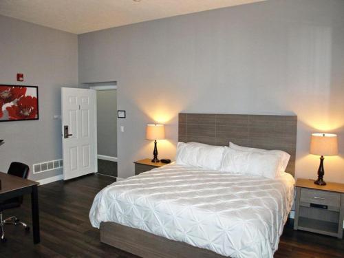1 dormitorio con 1 cama grande y 2 lámparas en las mesas en Cornerstone Inn en Washington