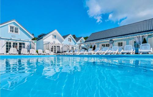 una piscina davanti a una casa di Amazing Home In Mielno With Wifi a Mielno