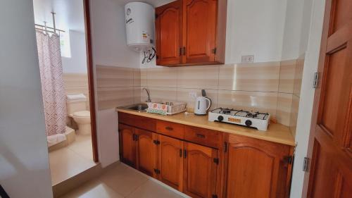 una cocina con encimera y tostadora. en Sori Apartments en Lima