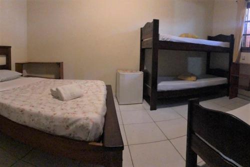 a bedroom with two bunk beds in a room at Geko Pousada Paraty in Paraty