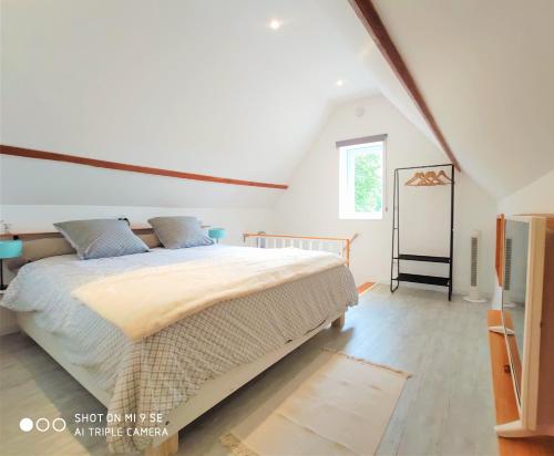1 dormitorio con 1 cama grande en el ático en Gîte Les Hirondelles - Bord de mer et campagne, en Tracy-sur-Mer