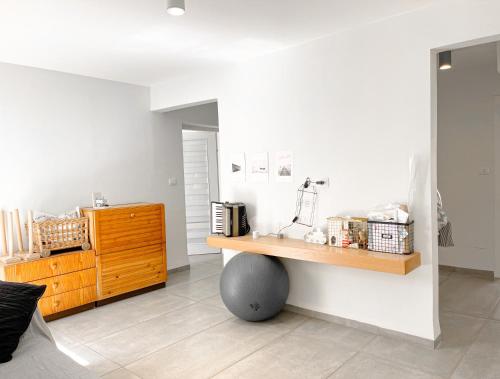 a room with a desk and a wooden cabinet at חופשה בחורשה in Sha'al