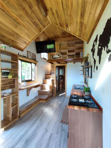 una cucina con soffitti in legno e piano di lavoro di Tiny House Nativa a Montecarlo