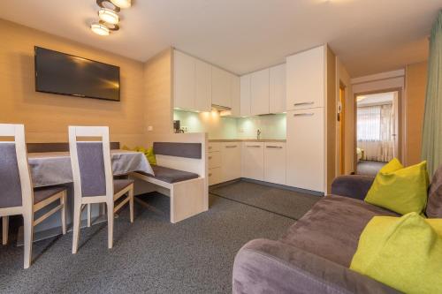ein Wohnzimmer mit einer Küche und einem Esszimmer in der Unterkunft Alpengruss in Innichen