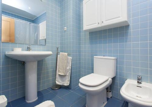 Ein blau gefliestes Badezimmer mit Toilette und Waschbecken in der Unterkunft Downtown Lisbon in Lissabon