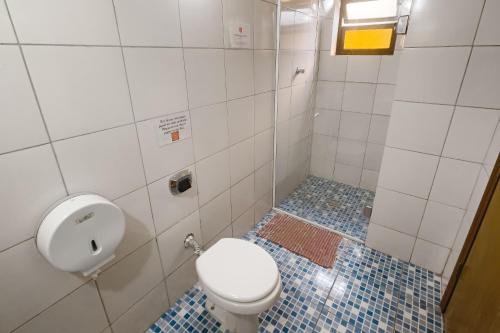 a bathroom with a toilet and a sink at Geko Pousada Paraty in Paraty
