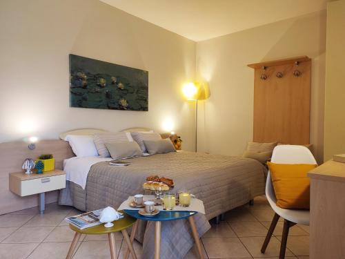 una camera con un letto e un tavolo con cibo sopra di Avantgarde Hotel a Conversano