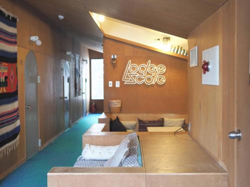 un hall avec des canapés et un panneau mural dans l'établissement Zao Onsen Lodge Sukore - Vacation STAY 04093v, à Yamagata
