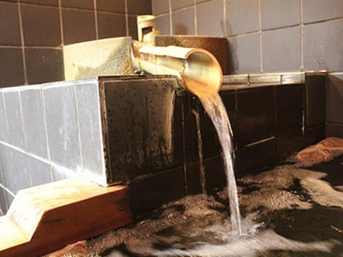 een stroom water uit een bad bij Zao Onsen Lodge Sukore - Vacation STAY 04418v in Yamagata