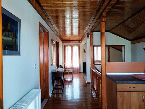 Ένα ή περισσότερα κρεβάτια σε δωμάτιο στο Wooden Sofita House with Unlimited View