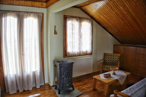 Φωτογραφία από το άλμπουμ του Wooden Sofita House with Unlimited View στα Γρεβενά