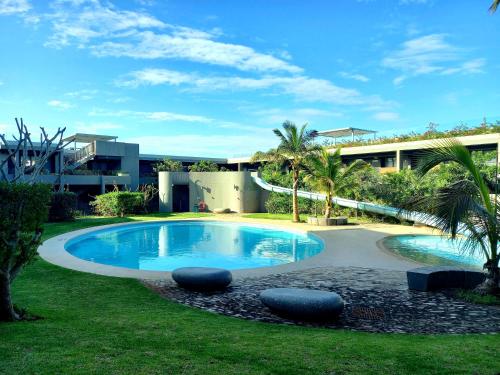 Kolam renang di atau dekat dengan Sugar Shores - Studio Apartment