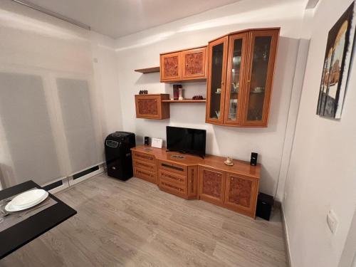 una camera con scrivania, TV e armadi di CASA MARUJA ad Ávila