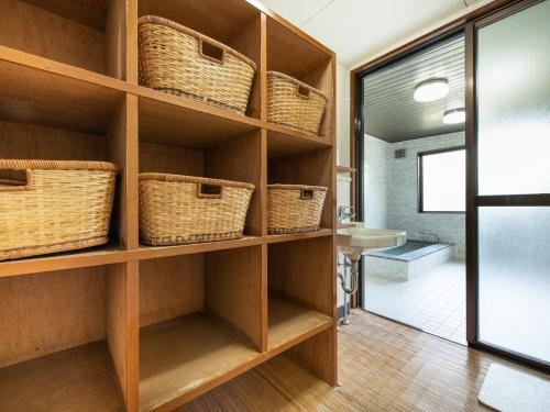 um quarto com cestos nas prateleiras numa casa de banho em Yamanaka Lake ＲＹＯＺＡＮ - Vacation STAY 32161v em Yamanakako