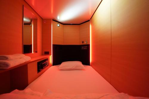a small room with a bed and a red light at The Lodge Moiwa 834 - Vacation STAY 36148v in Niseko