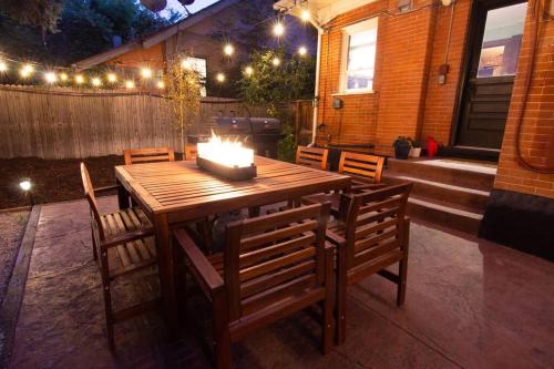 Un restaurante o sitio para comer en Perfect Urban Sanctuary for 8 w Hot Tub near City Park