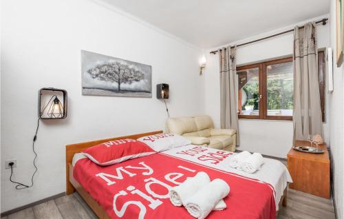 una camera con un letto e una sedia e una finestra di 2 Bedroom Beautiful Apartment In Rijeka a Fiume (Rijeka)