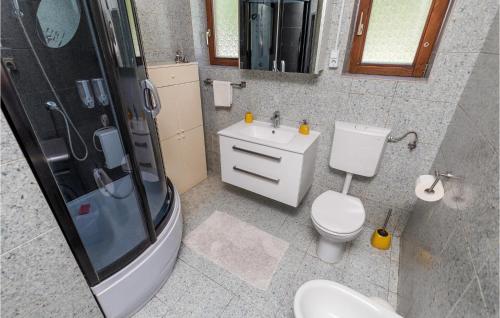 e bagno con doccia, servizi igienici e lavandino. di 2 Bedroom Beautiful Apartment In Rijeka a Fiume (Rijeka)