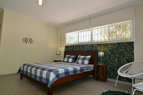 sypialnia z łóżkiem i zieloną ścianą w obiekcie The Julianadorp Villas w mieście Willemstad