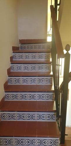 villaislandia في أوروبيسا ديل مار: مجموعة من السلالم عليها تصاميم زرقاء وبيضاء