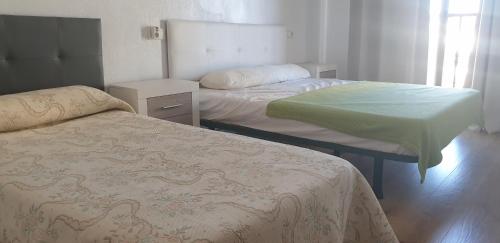 1 Schlafzimmer mit 2 Betten und einer Kommode in der Unterkunft villaislandia in Oropesa del Mar