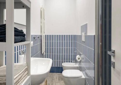 a bathroom with a sink and a toilet and a tub at La Meria di Maria La Terrazza in Marina di Grosseto