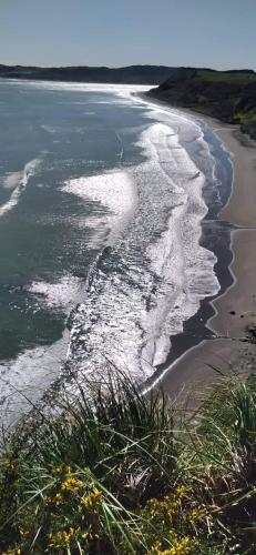 a view of the shoreline of a beach at Raglan Retreat on Gilmour in Raglan