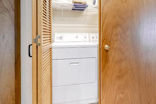 una lavatrice e un'asciugatrice bianche in una stanza di Golf Creek12 a Teton Village