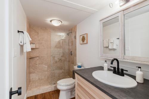 uma casa de banho com um lavatório e um WC em Golf Creek 16 em Teton Village