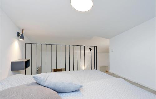 Ein Bett oder Betten in einem Zimmer der Unterkunft Nice Home In Lembruchdümmer See