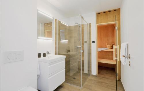 Ein Badezimmer in der Unterkunft Nice Home In Lembruchdümmer See