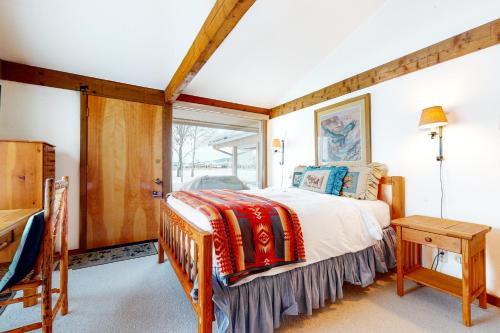 sypialnia z łóżkiem i oknem w obiekcie The Director's Cabin w mieście Teton Village